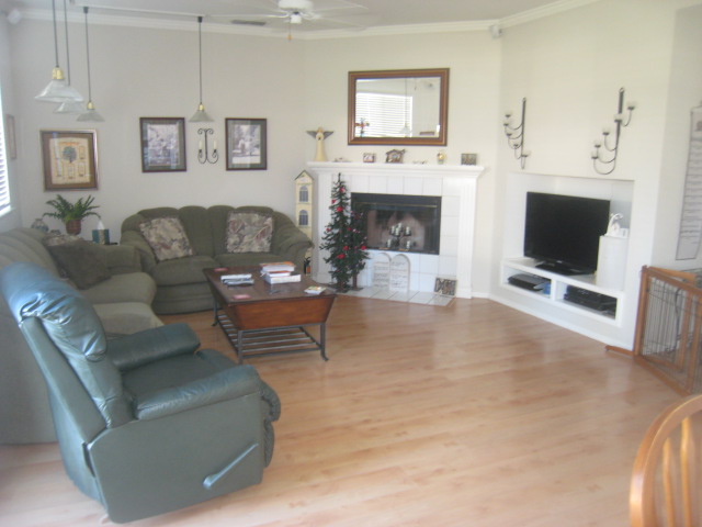 Family room w/fireplace