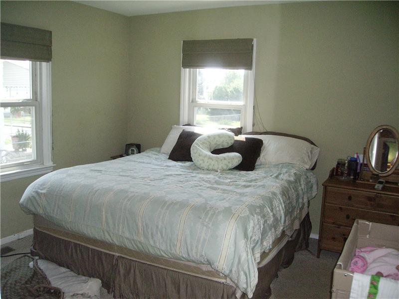 Masterbedroom with a KING SIZE Bed 12 x 12