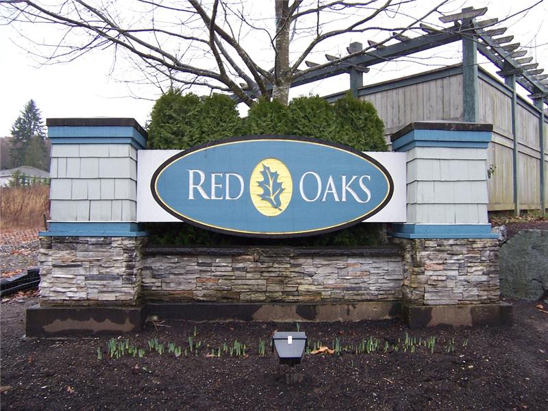 Red Oaks Condomium entrance in Lynnwood
