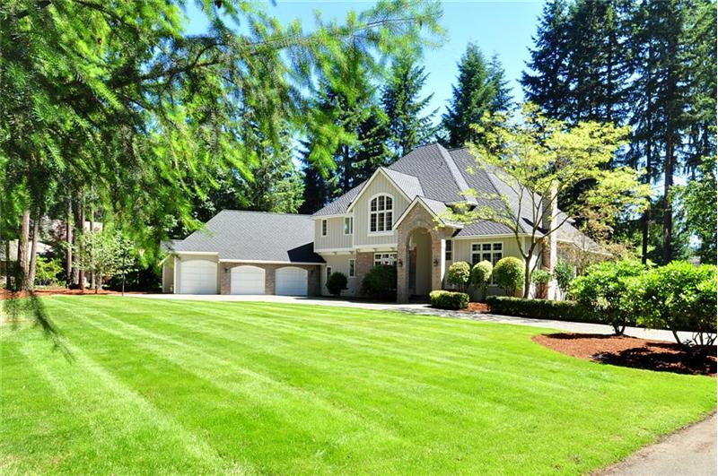 Woodinville Luxury Home Front Lawn