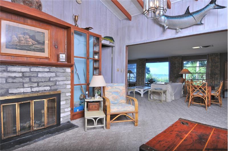 Firplace & Vaulted Ceiling