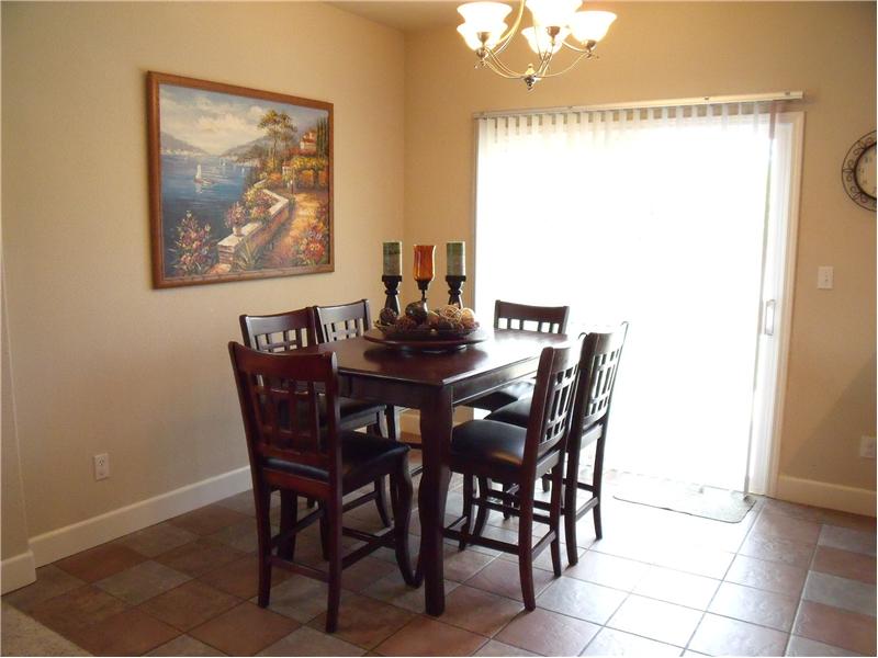Dining nook w/slider to patio
