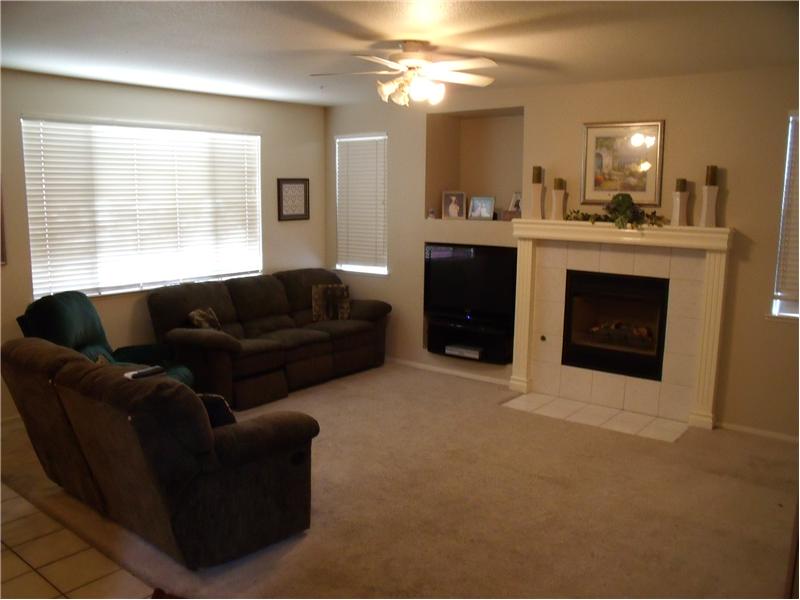 Family Room w/fireplace