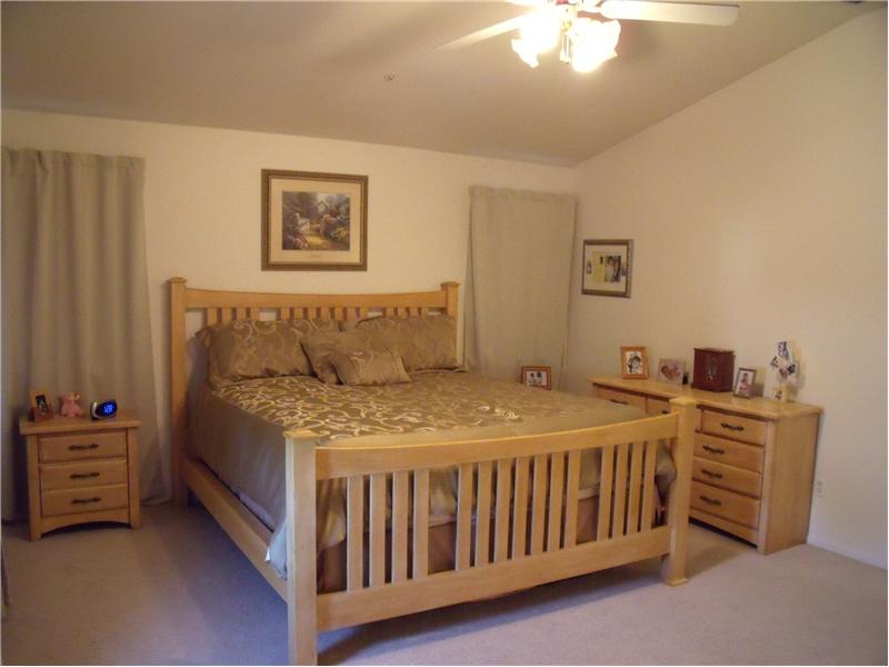 Master Bedroom w/Walk-in Closet & Vaulted Ceilings