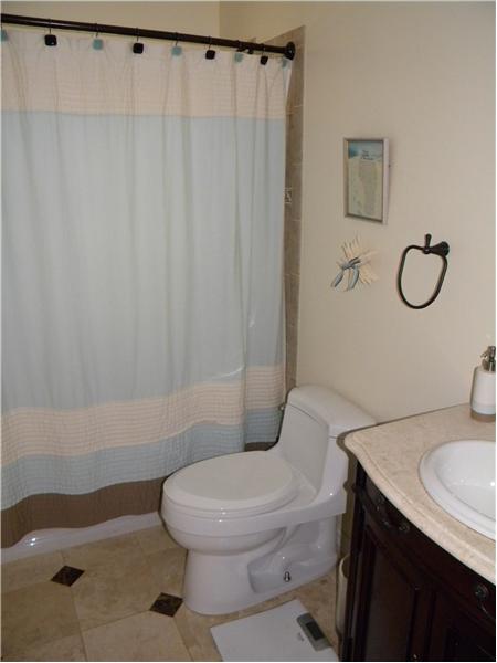 Guest Bath with Travertine Tile