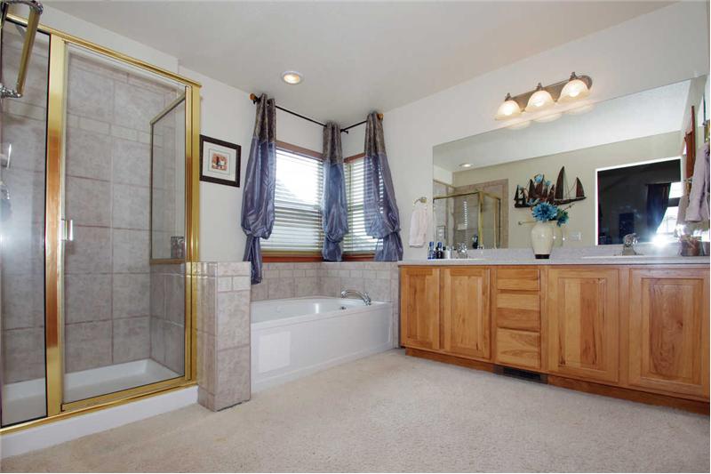 5-piece master bath with double vanity, jetted tub, linen closet