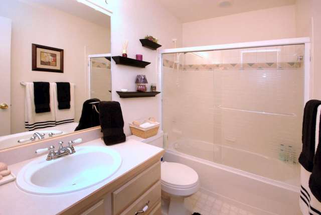 Upper level full bathroom