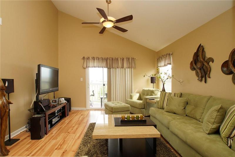 Great room with upgraded ceiling fan