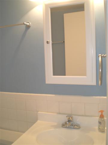 bath w/ tile walls