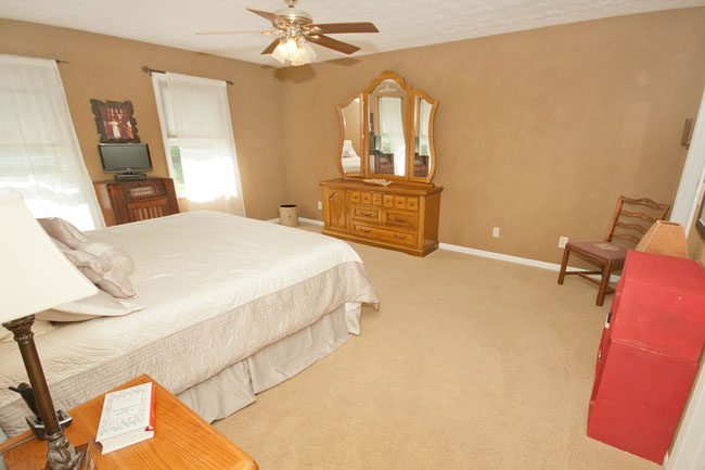 Master bedroom, bath adjoins, walk in