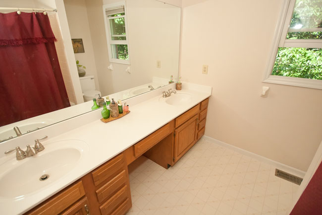 Master bath, double vanity Tub w/shower, ceramic tile