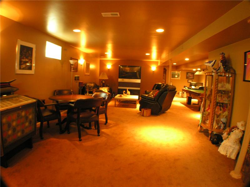 Large, spacious and an open floor plan that allows you to decorate many, many ways 