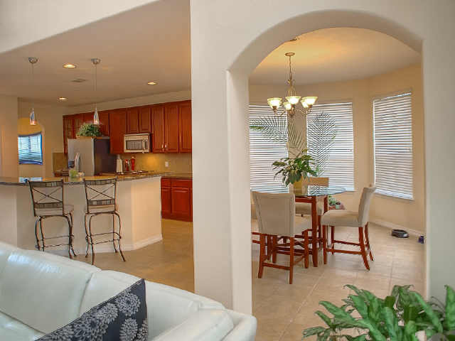 The breakfast area & breakfast bar are set off by an archway.
