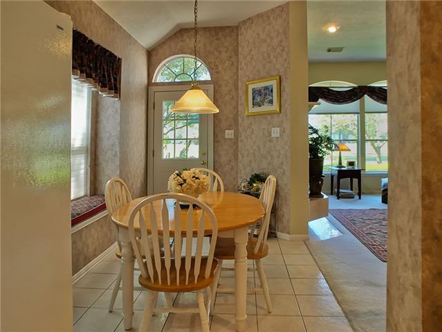 The breakfast area is light & bright.