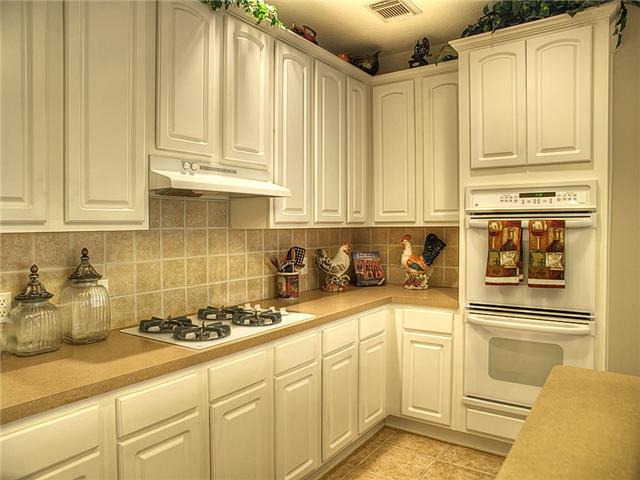 Notice the gas cooktop & double ovens.
