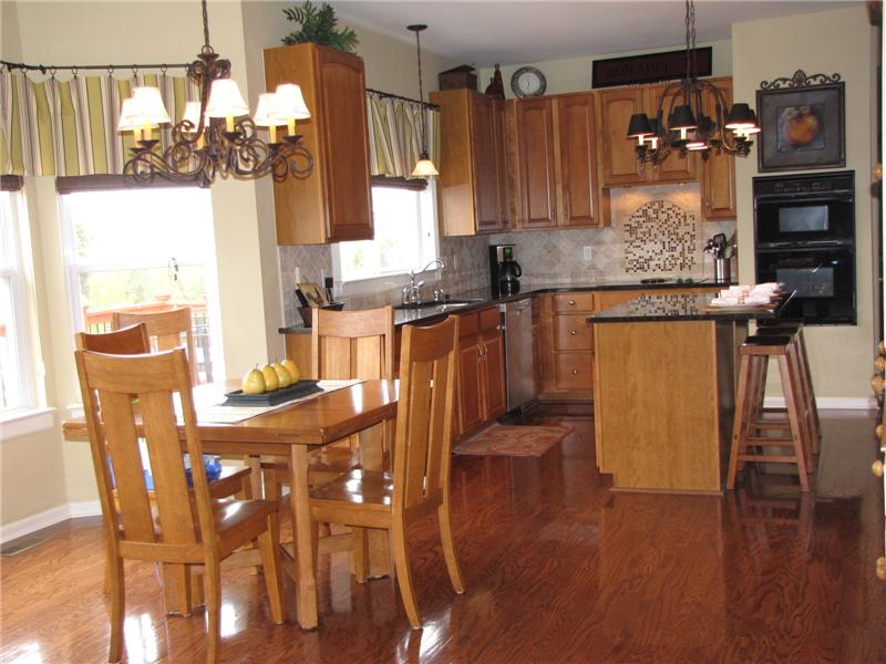 Cooks Kitchen! Wood Floor & Granite Counters