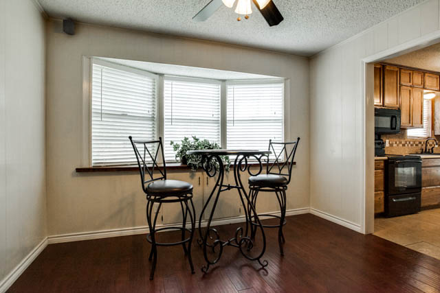 Enjoy a breakfast or quick lunch in the cozy breakfast nook just off the kitchen.