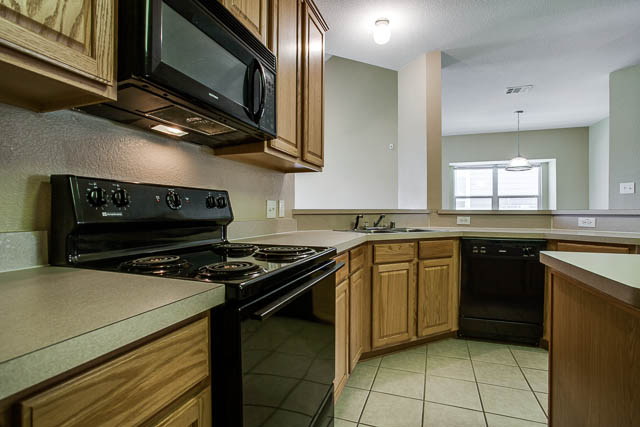 The kitchen has nice ceramic tile, easy care flooring!