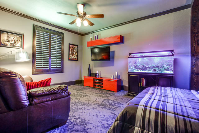 A split bedroom floorplan has two bedrooms up and two bedrooms down.