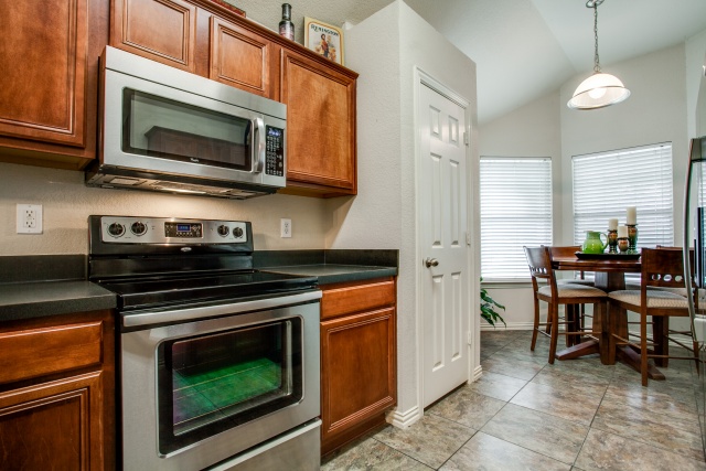 This sleek and updated kitchen is gorgeous!
