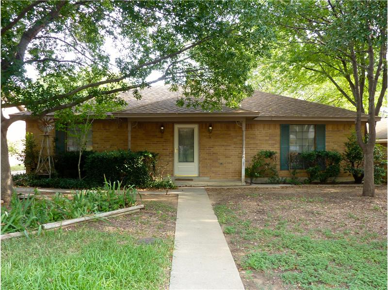 3 bed / 2 bath within walking distance of University of North Texas