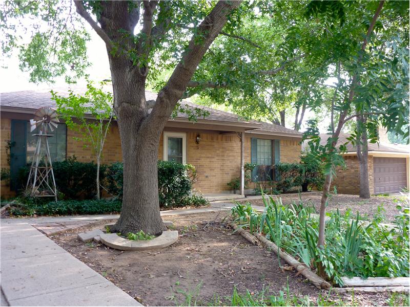 Excellent location - close to 380 and I-35