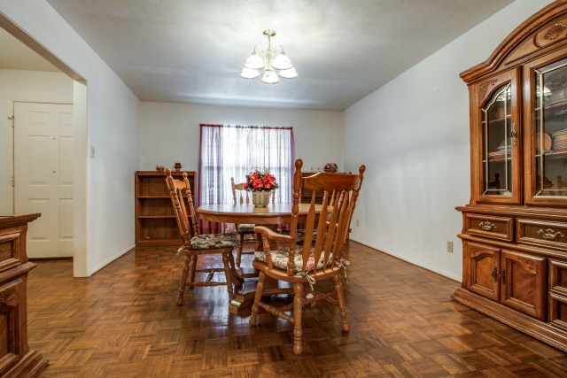 Imagine hosting Thanksgiving dinner here!