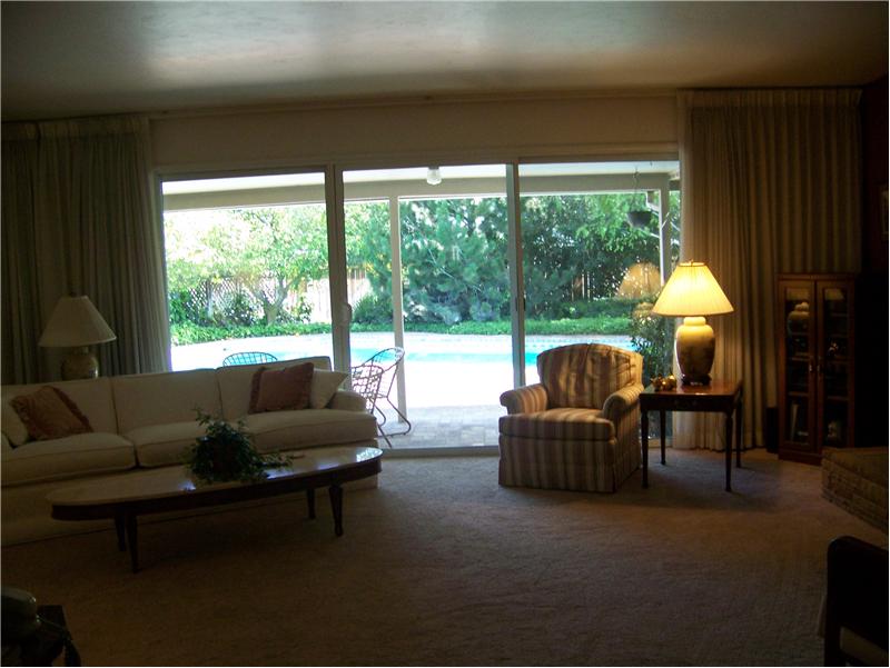Livingroom Out to Patio