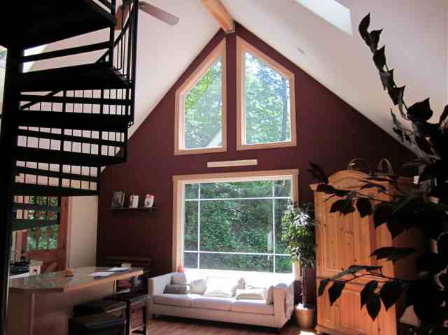 Livingroom with vaulted ceiling & rain sensor sky lights