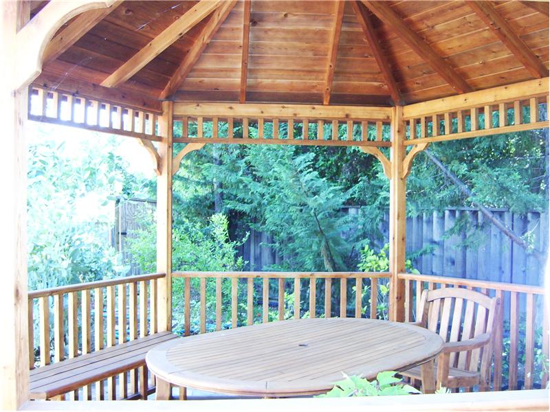 Huge Gazebo-Great for Parties or Just Relaxing with BBQ & Cocktails