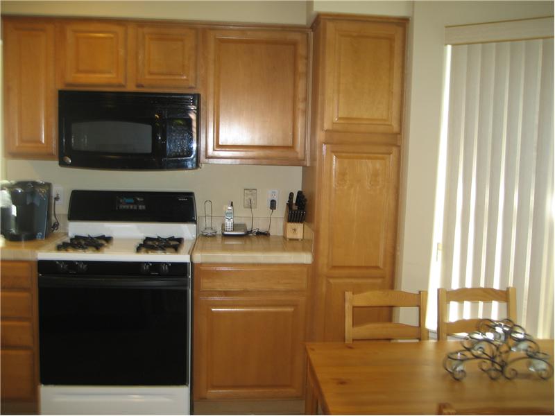 Maple Cabinets with Gas Stove