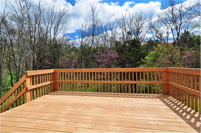 Huge wood deck with beautiful wooded views, great for entertaining!