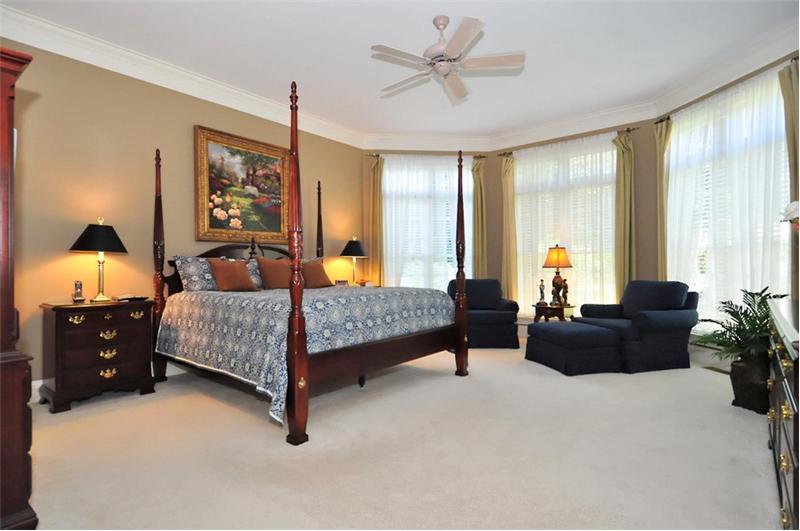 Large MBR has a sitting area & huge walk-in closet