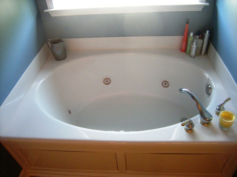 Jetted, whirlpool garden tub