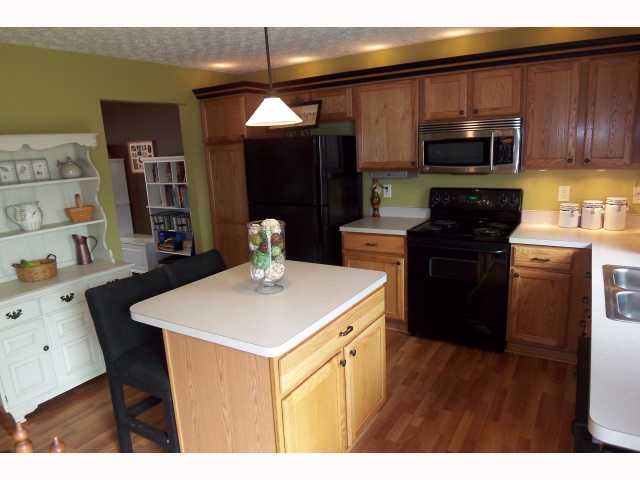 Kitchen:   Large Center Island Kitchen w/breakfast bar and additional dining area