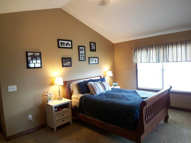 Owner Bedroom:   Spacious master suite w/ vaulted ceilings- walk in closet