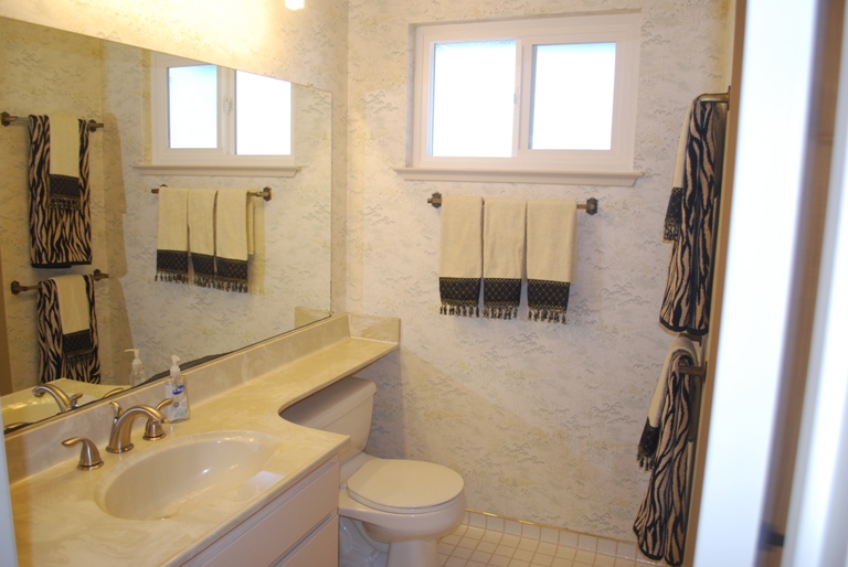 Hall Bath with Tub/Shower