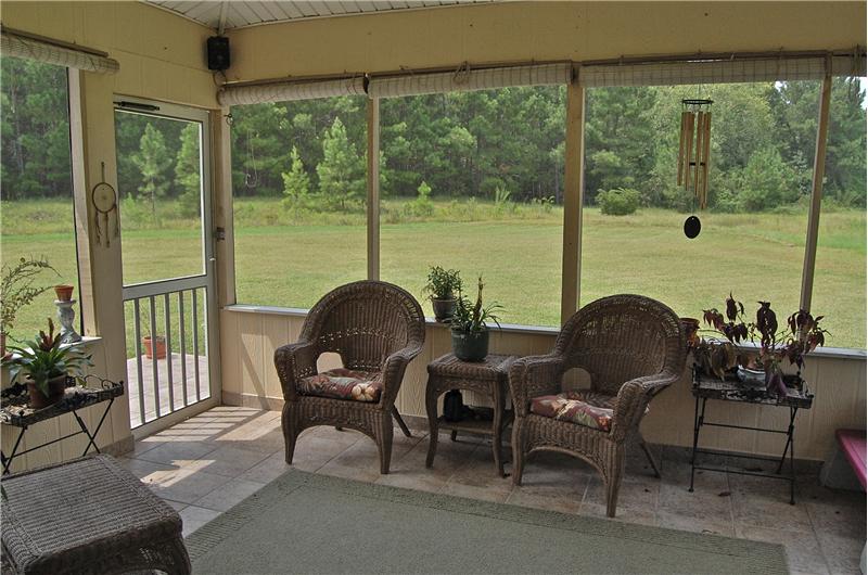 Screened in Patio - Perfect for Outdoor Get Toegthers!