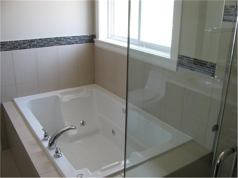 Ensuite Jetted tub with room for two