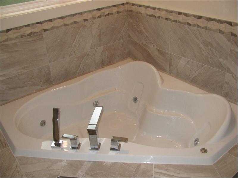 Master Ensuite with jetted soaker tub