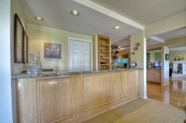 Wet bar are in dining room